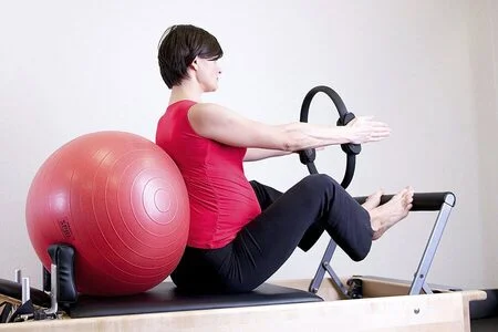 Mujer haciendo pilates embarazada en Alicante