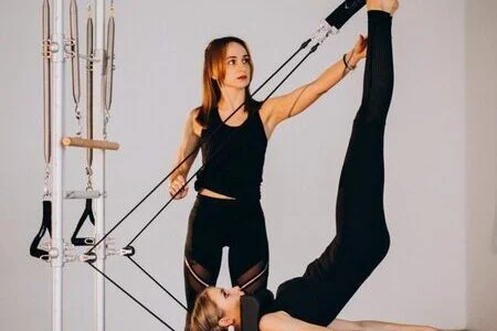 Dos mujeres haciendo clase personalizada de pilates en Alicante