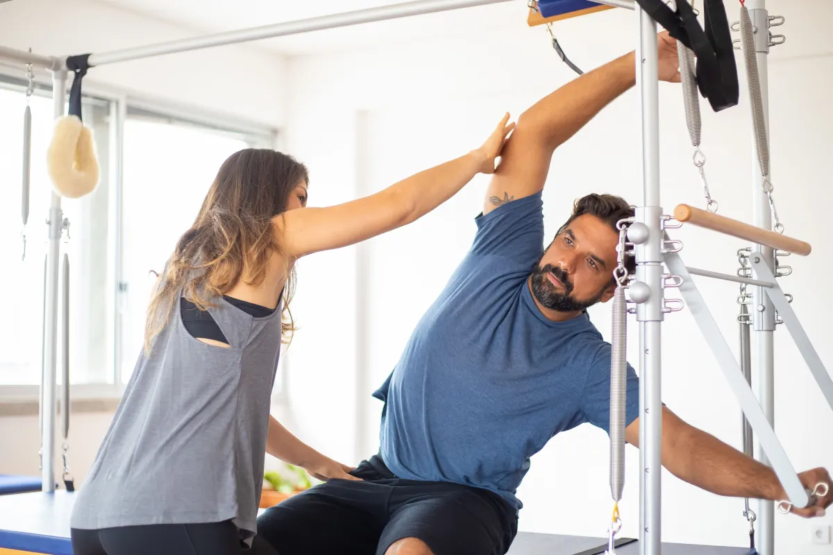 Alumno trabajando movilidad de hombros y espalda en el Reformer en ODPilates Alicante
