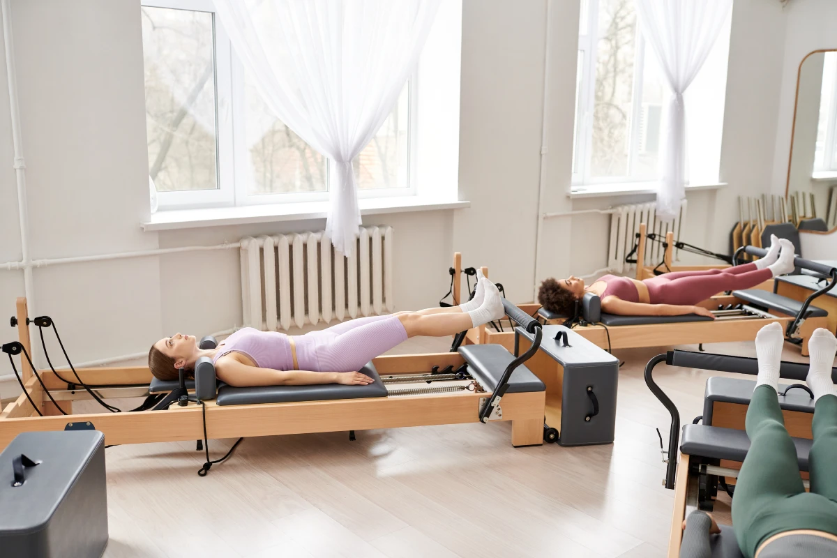 Pilates ajustando resistencia del Reformer en ODPilates Alicante