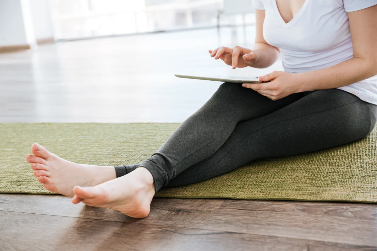 Grupo reducido en clase de Pilates con máquinas, sesión semanal