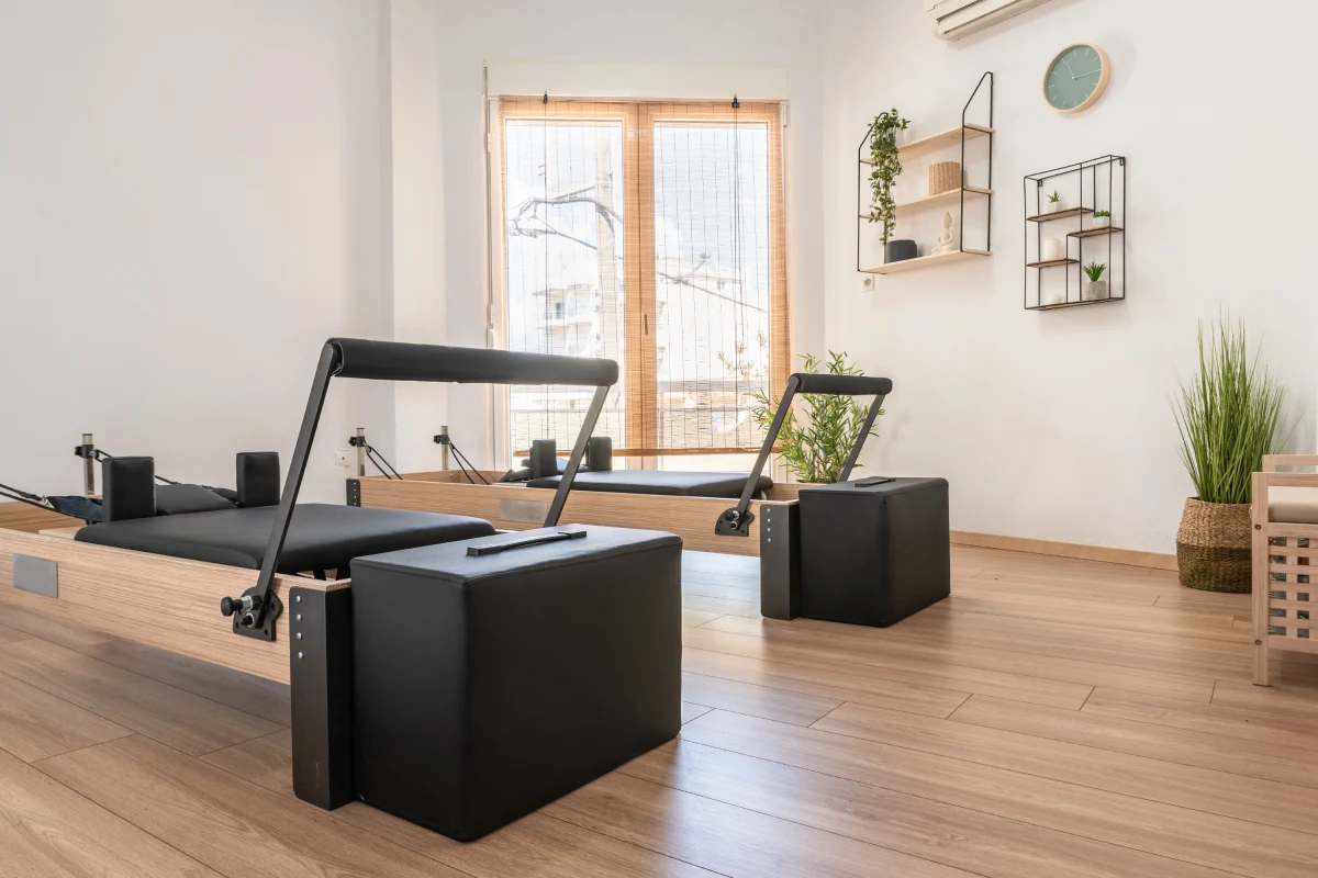 Reformer con Torre integrada, el sistema de máquinas Pilates del estudio